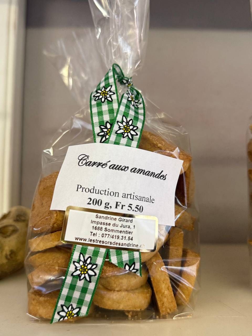 Un sac de biscuits avec un ruban à carreaux vert et blanc.