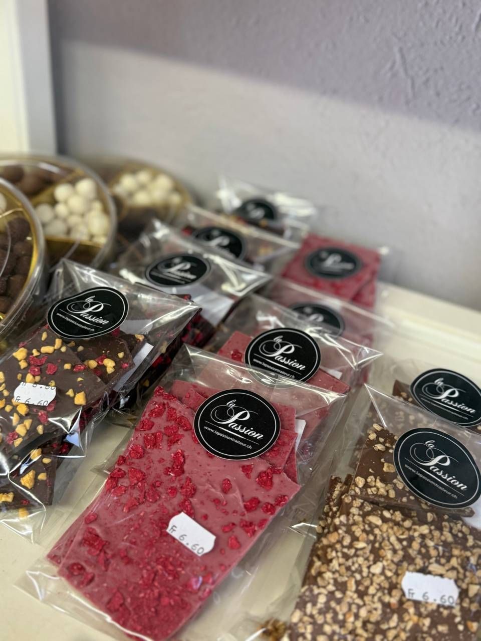 Il y a de nombreux types de barres de chocolat différents sur la table.