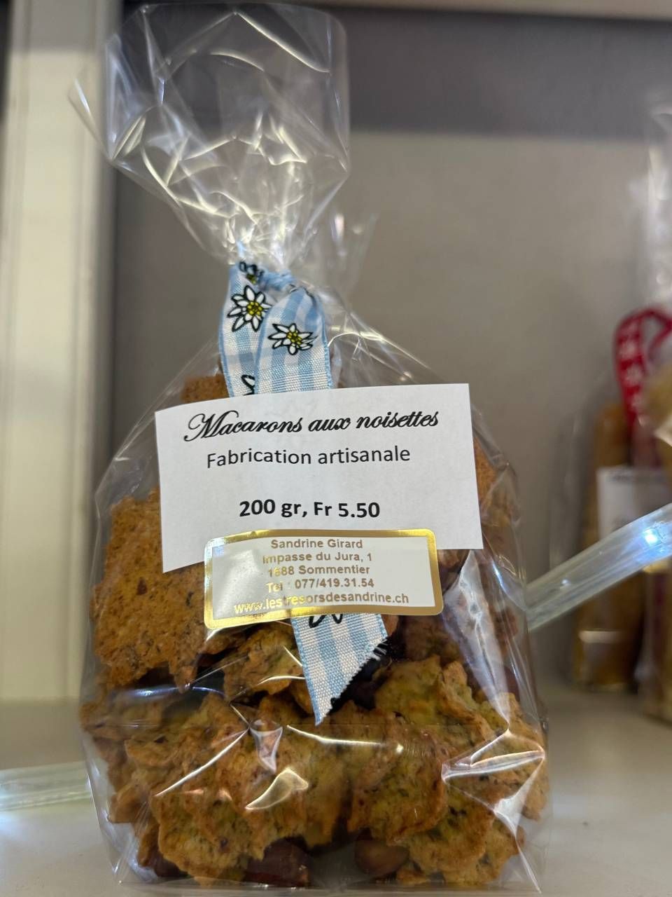 Un sac de biscuits est posé sur une étagère.