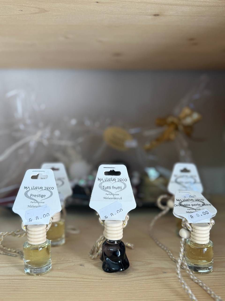 Un groupe de petites bouteilles posées sur une table en bois.