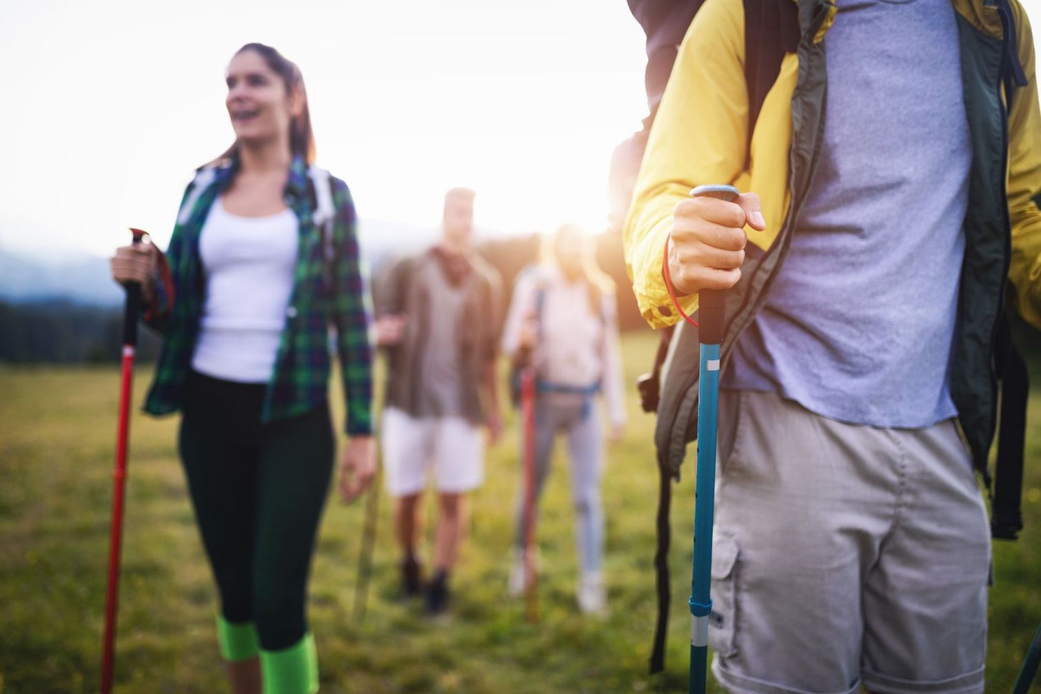 Un grupo de personas está caminando por las montañas.