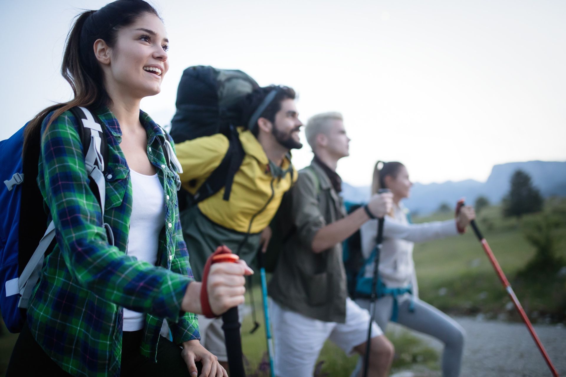 Un grupo de personas está caminando por las montañas.