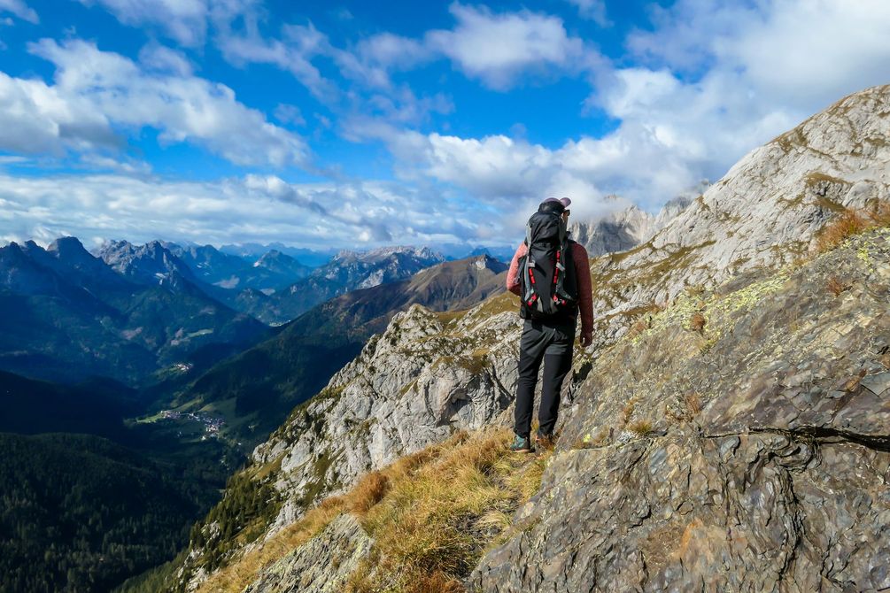 Una persona con una mochila está caminando por una montaña.