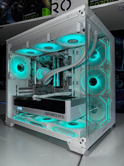 Eine behandschuhte Hand installiert eine CPU in einen Sockel auf einem MSI Carbon-Motherboard.