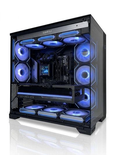 Behandschuhte Hände installieren eine Grafikkarte in einem offenen Computergehäuse