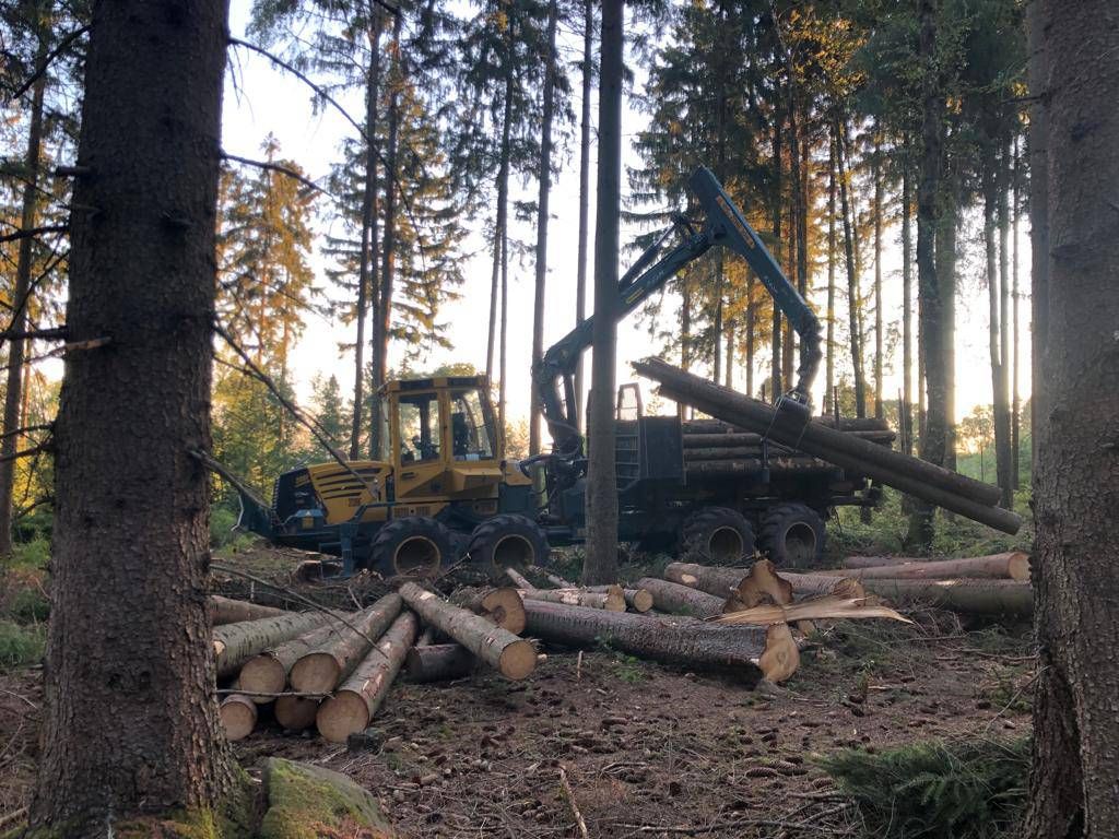 ein Traktor im Kreis Lippe und in den Wäldern bei Blomberg