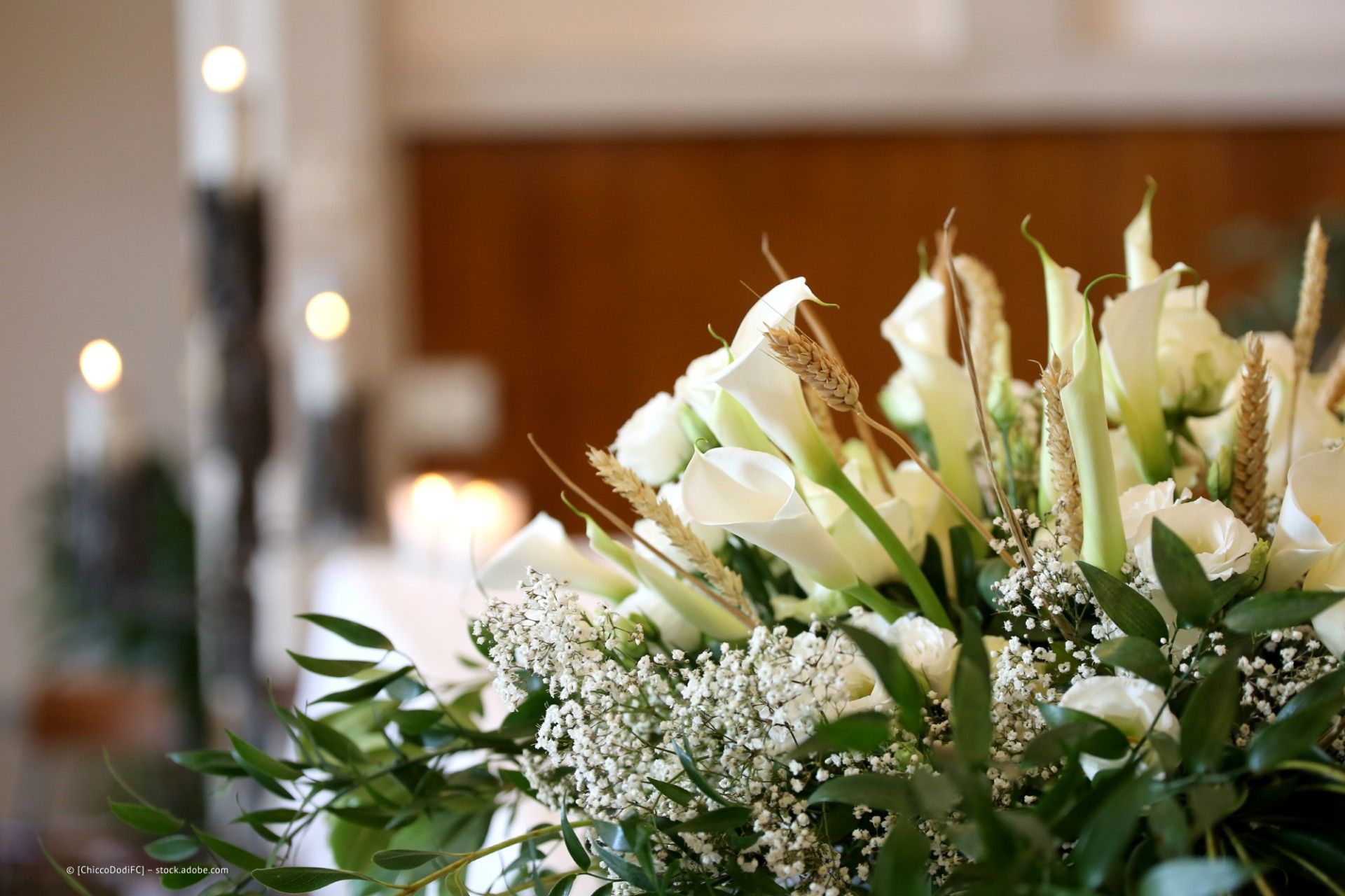 Bild Nahaufnahme von Blumen in Kirche