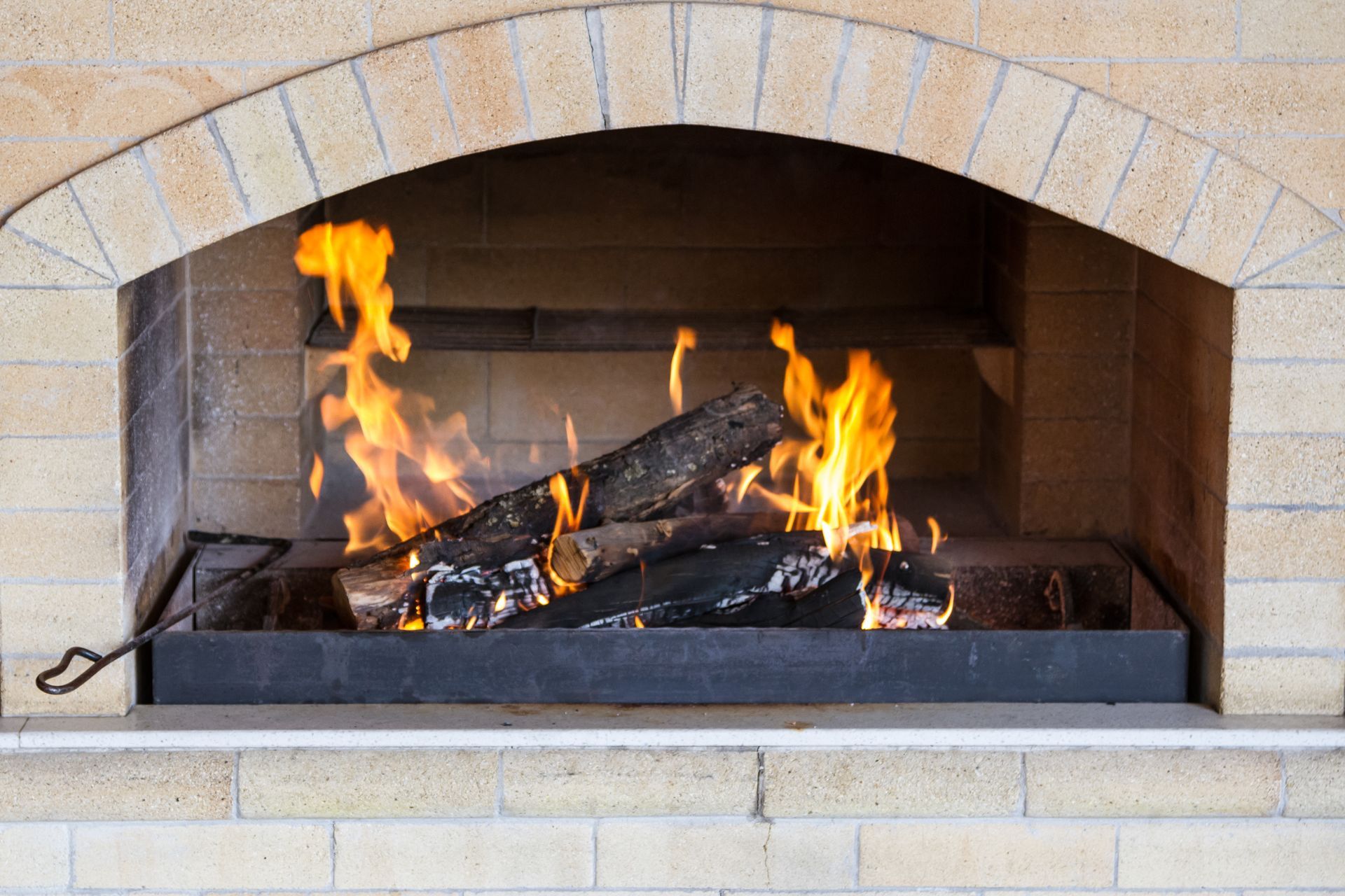Cheminée avec bois en train d'être brûlé