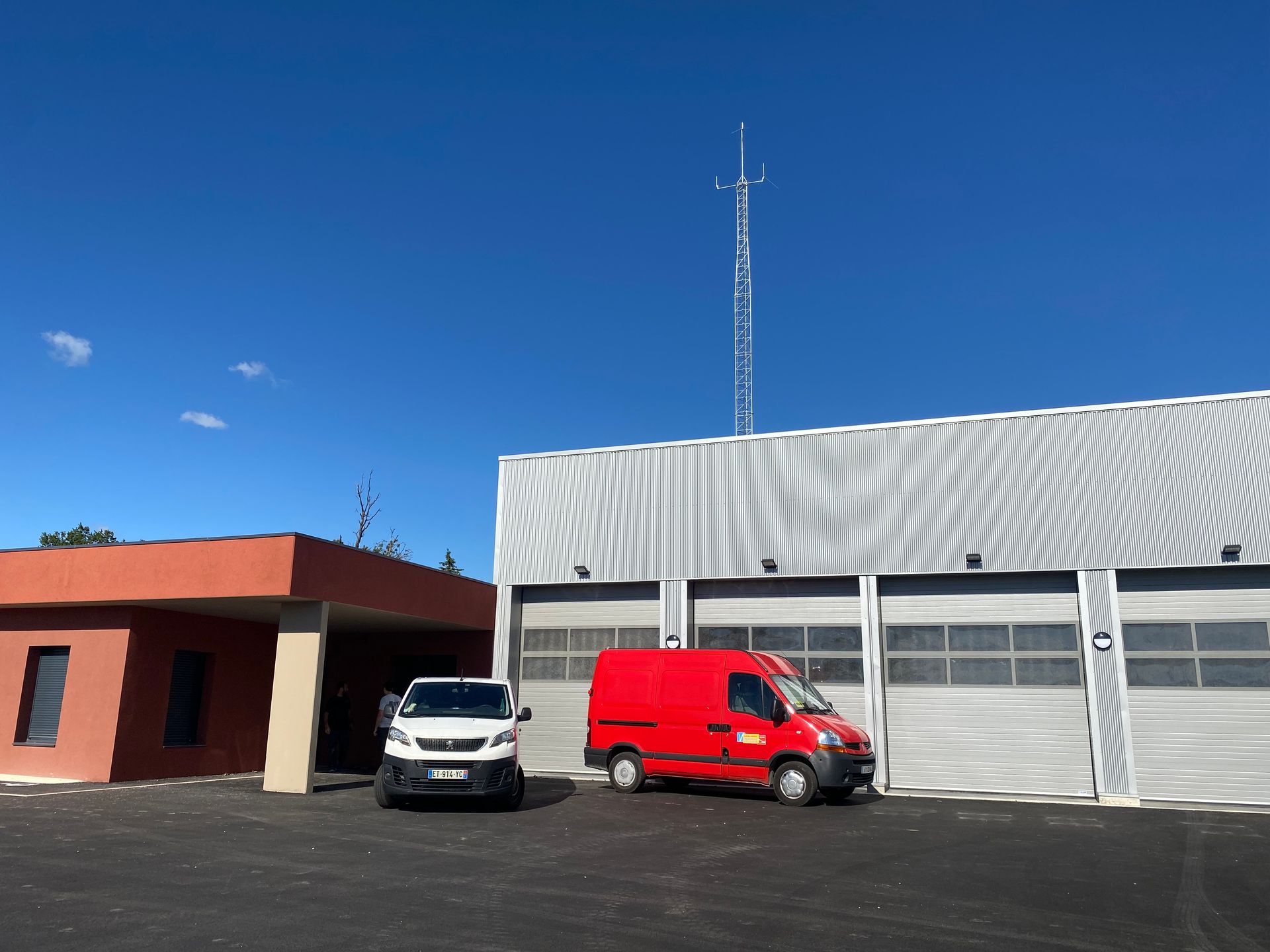 Un camion rouge devant une caserne de pompiers
