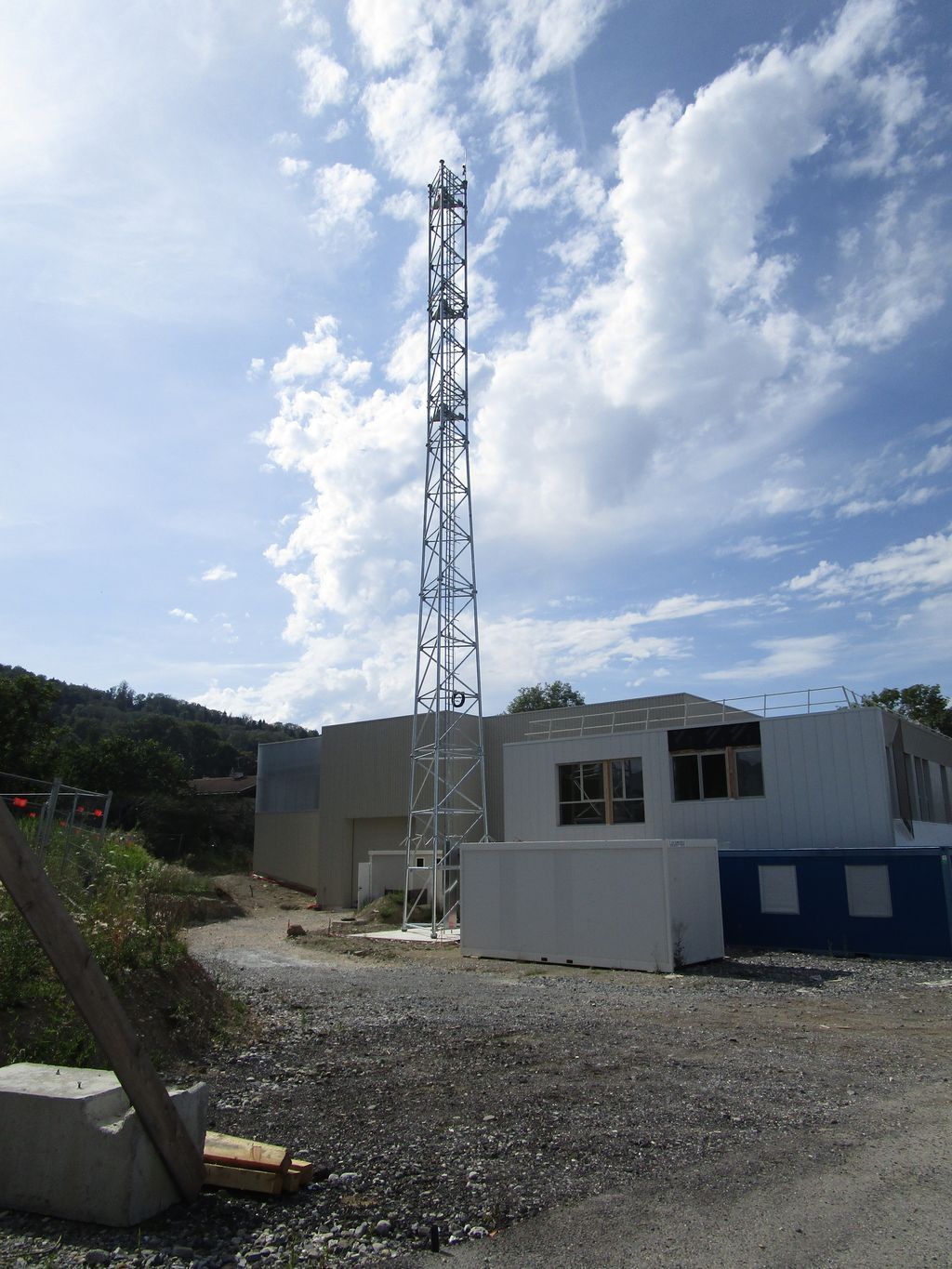 Un pylône et plusieurs bâtiments