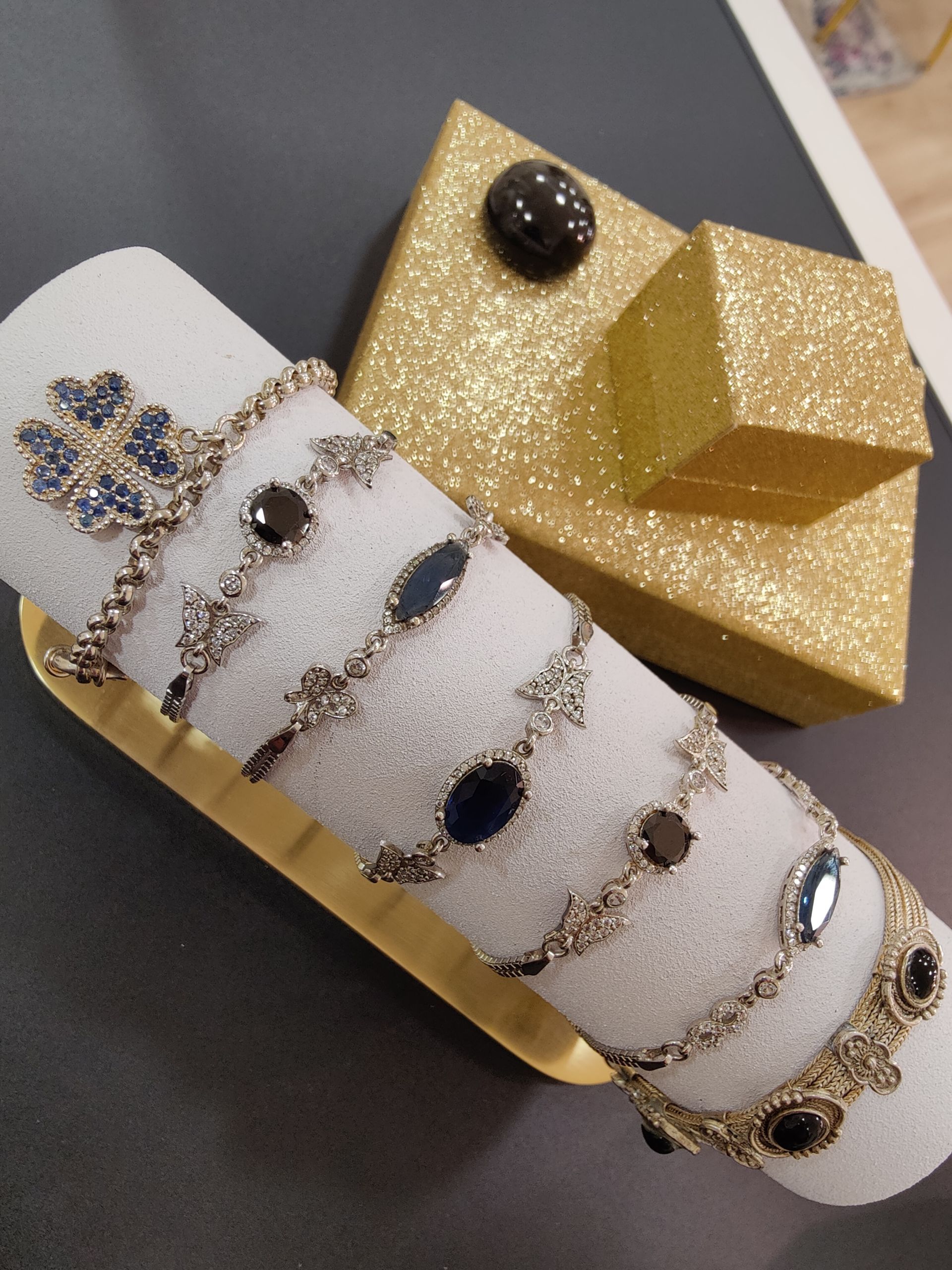 Présentoir avec des bracelets