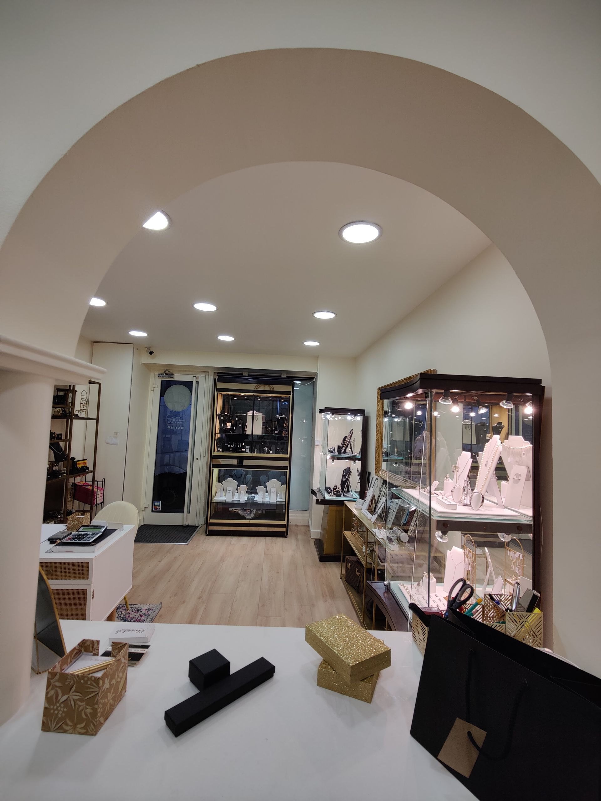 Intérieur de la boutique avec vitrines