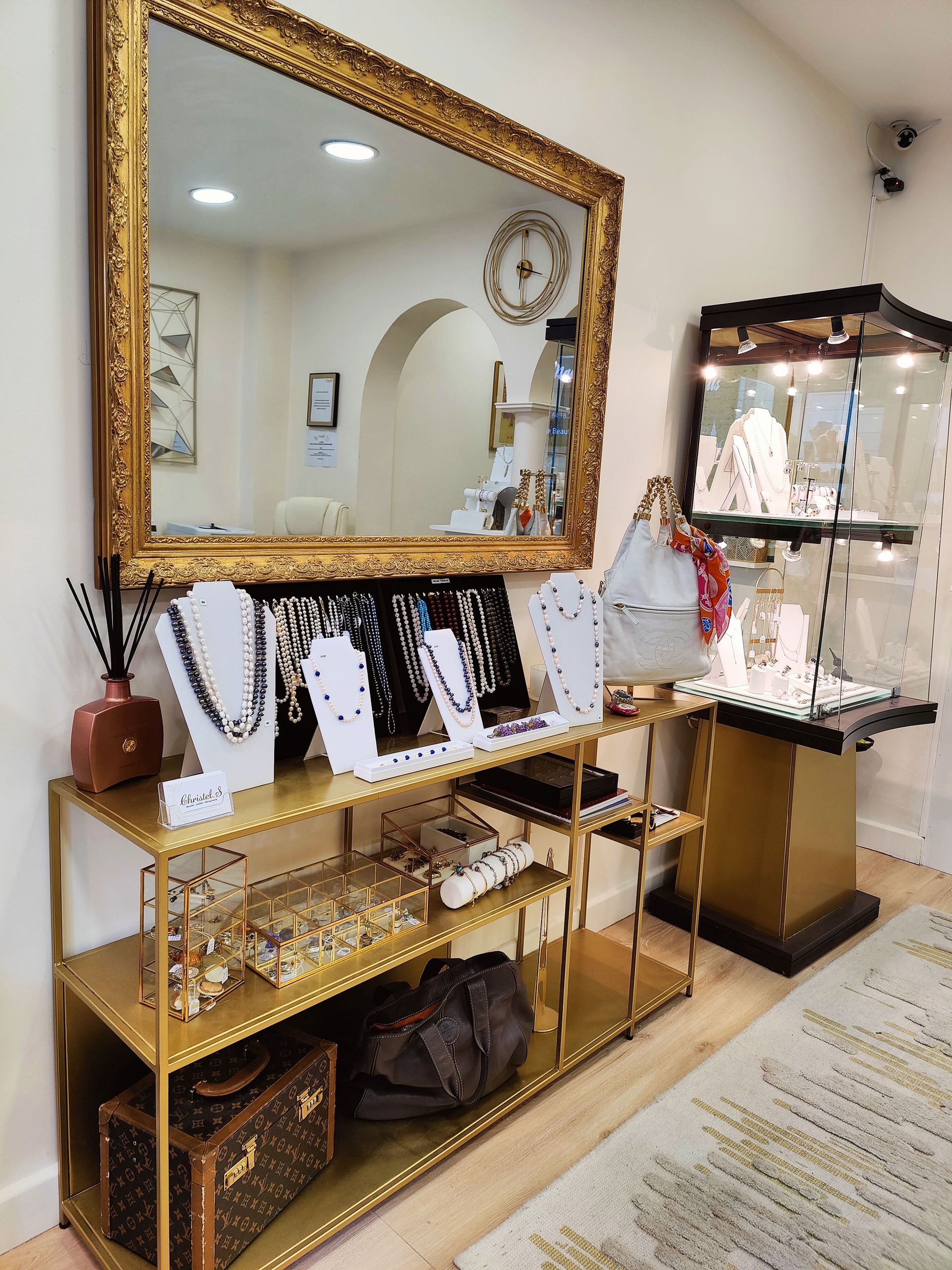 Présentoir avec des colliers