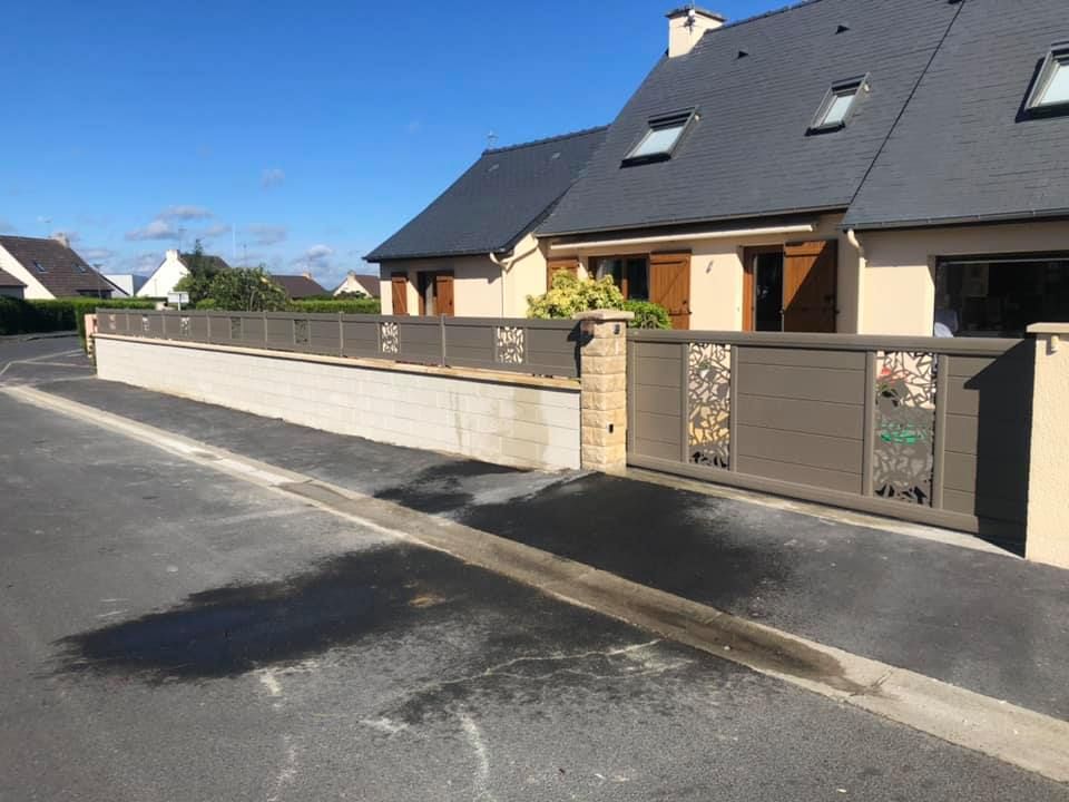 Devanture d'une maison avec un portail et une clôture en aluminium.