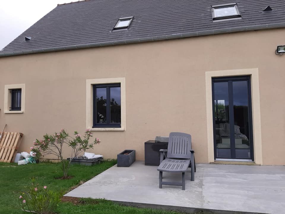 Façade de maison avec des fenêtres en aluminium.