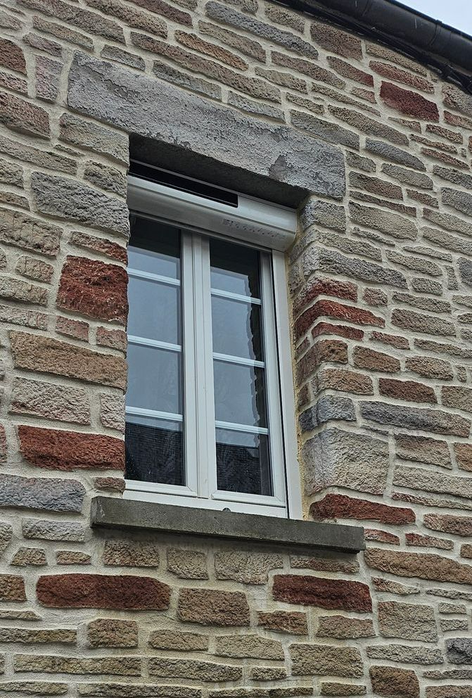 Fenêtre avec un volet roulant solaire.