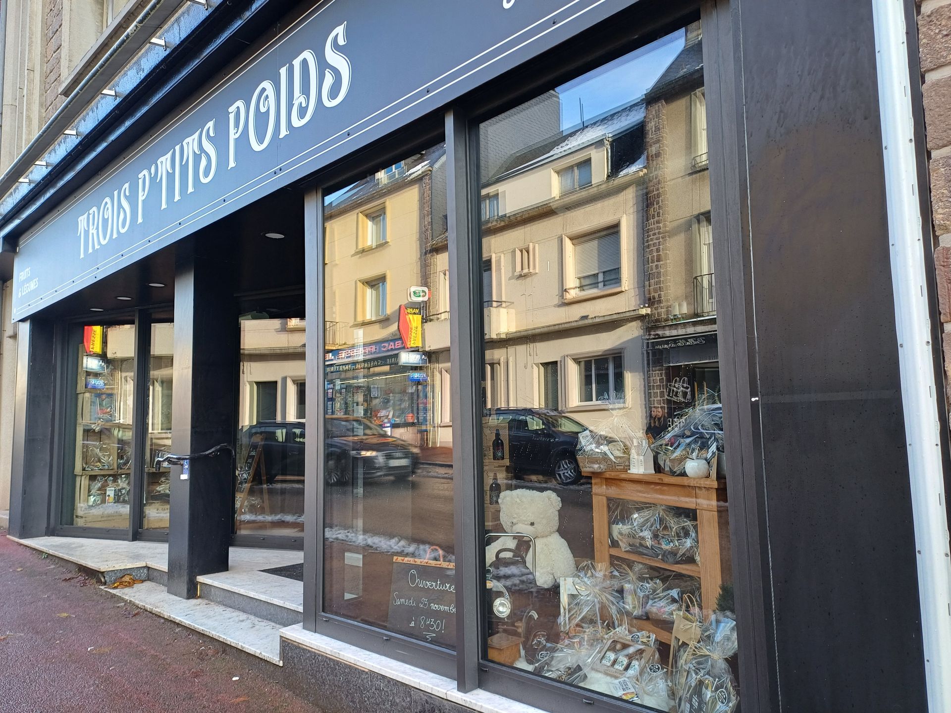 Vitrine de magasin les trois petits pois.