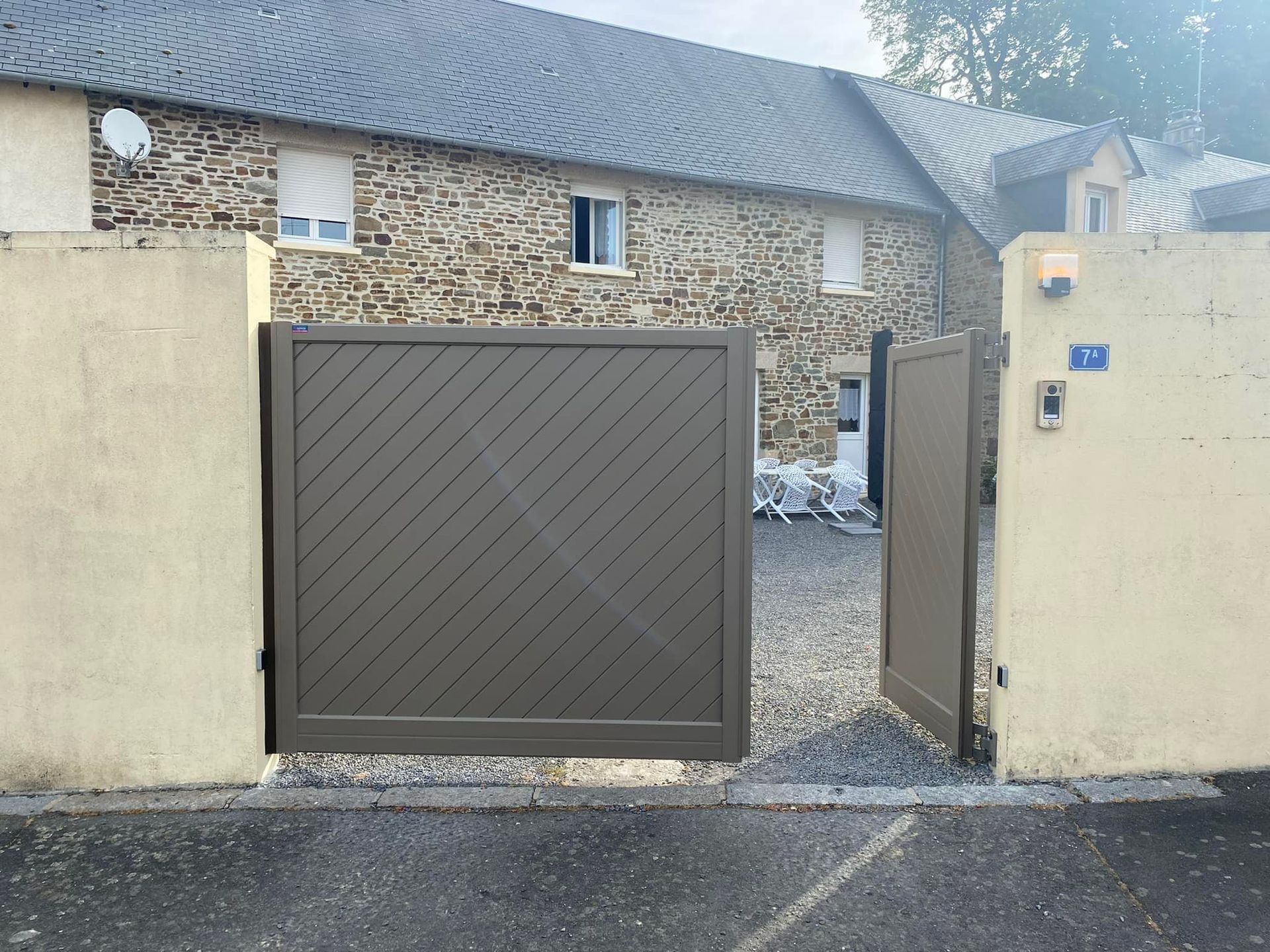 Portail ouvrant plein.