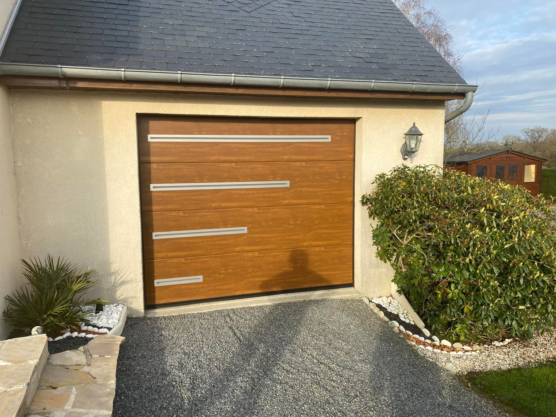 Porte de garage en bois.