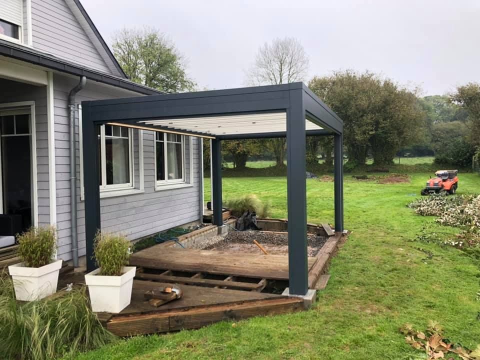 Pergola bioclimatique en construction.