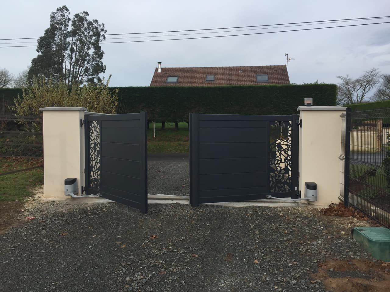 Portail battant avec côtés ajourés.