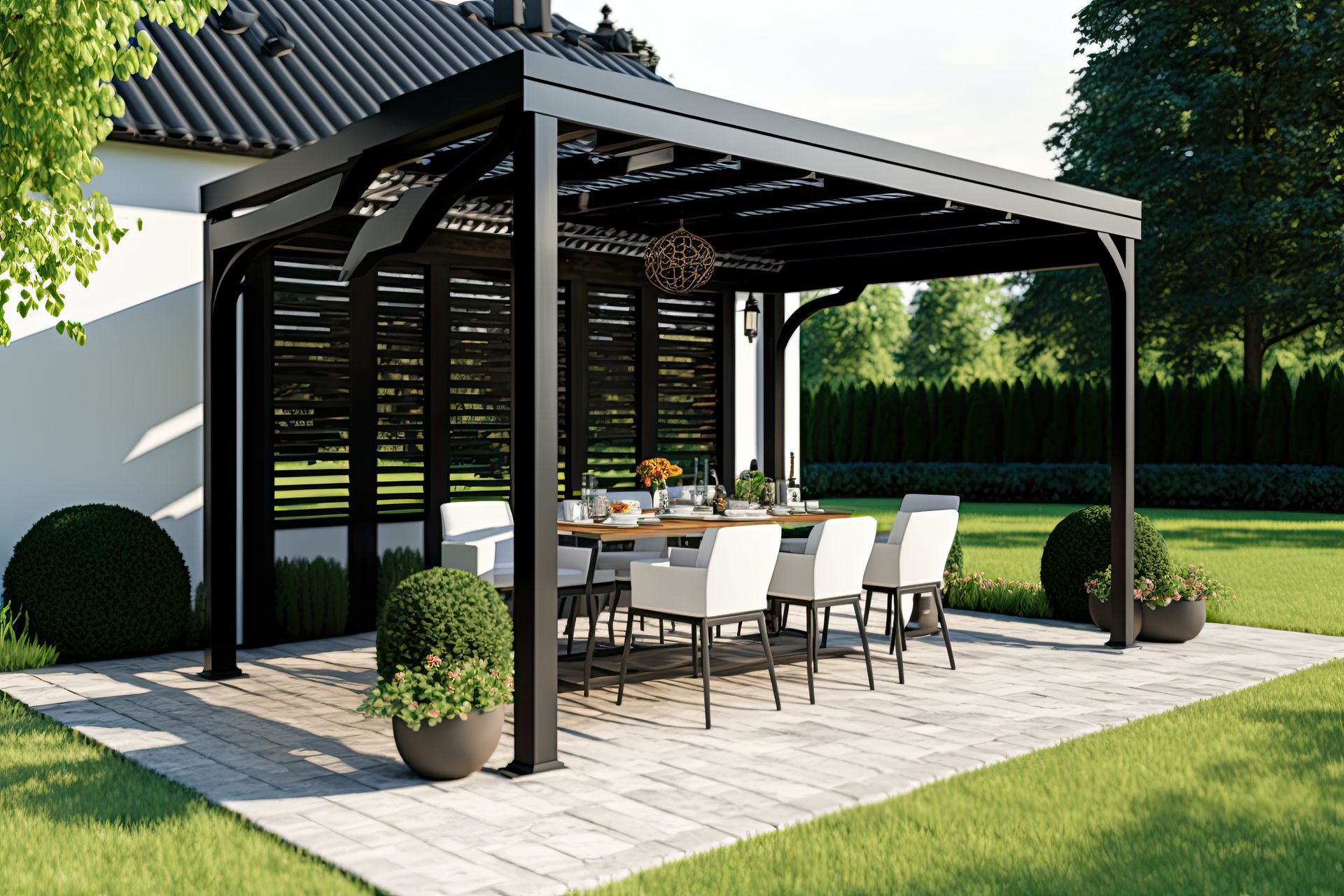 Pergola noire au-dessus d'une table à manger extérieure avec des chaises blanches, entourée d'un patio en briques et d'une pelouse verte.