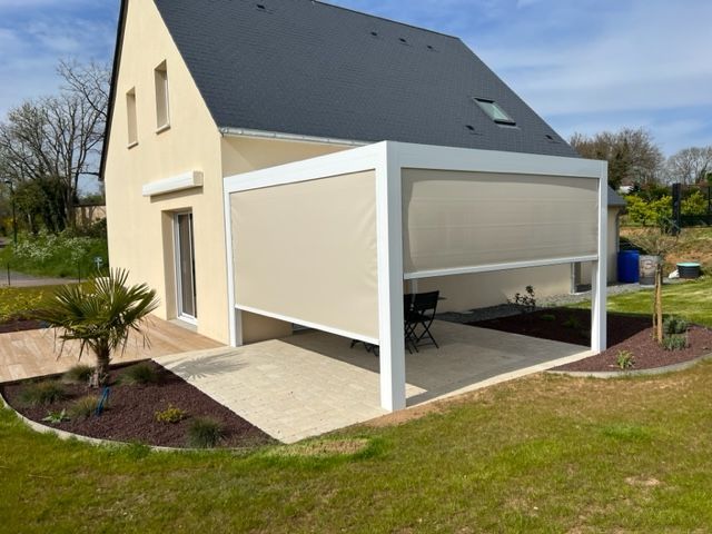 Pergola bioclimatique avec stores périphériques.
