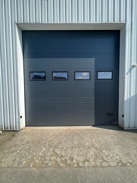 Porte de garage industrielle sectionnelle.