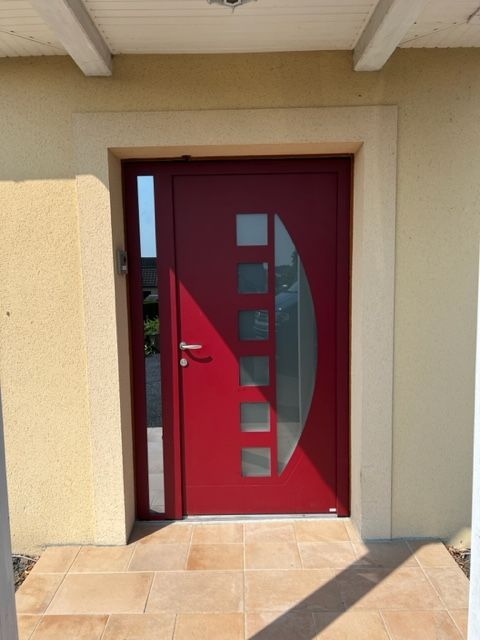 Porte d'entrée rouge.