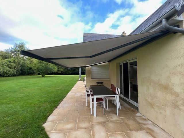 Store banne gris bras amovible.