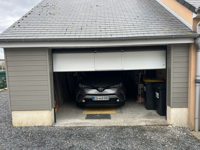Porte de garage en PVC blanc.