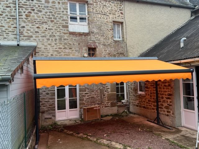 Store-banne sur pied.