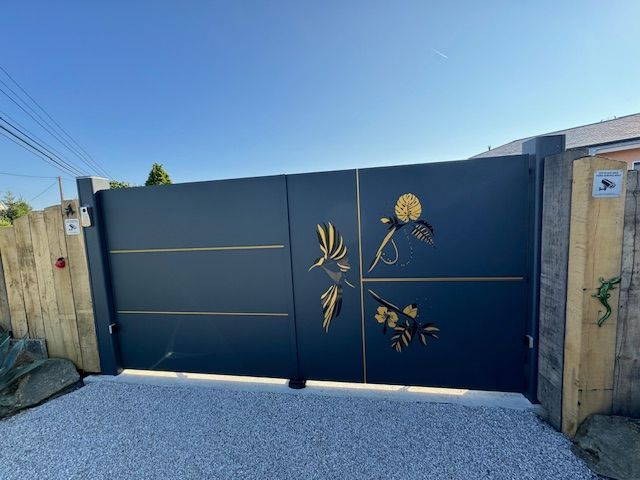 Portail battant avec décor colibris.