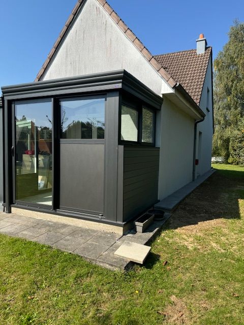 Véranda moderne noire.