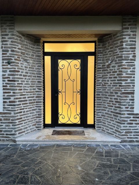 Porte d'entrée vitrée.