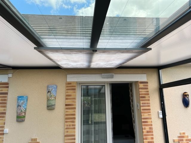 Store-banne au dessus d'une terrasse.