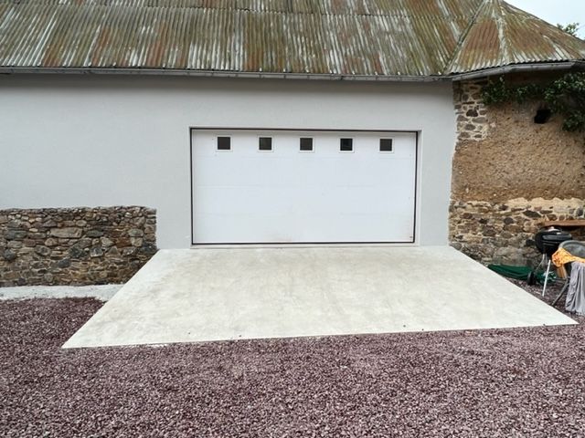 Porte de garage en PVC blanc.