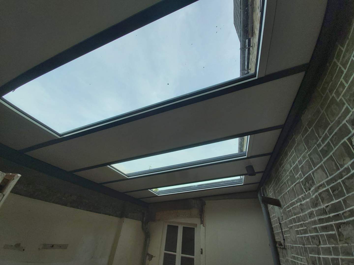 Toiture de véranda vue de l'intérieur.