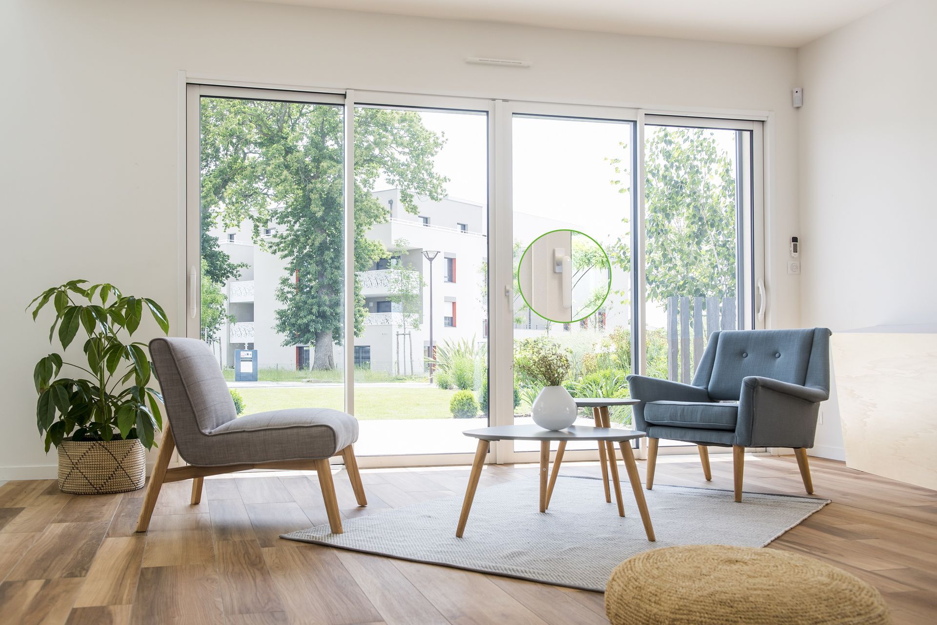 Salon moderne avec des fenêtres en bois.