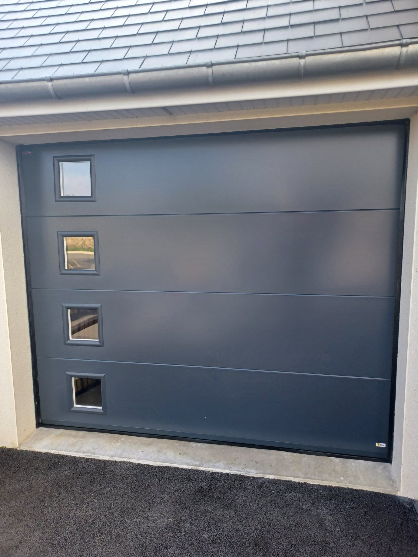 Porte de garage enroulante.