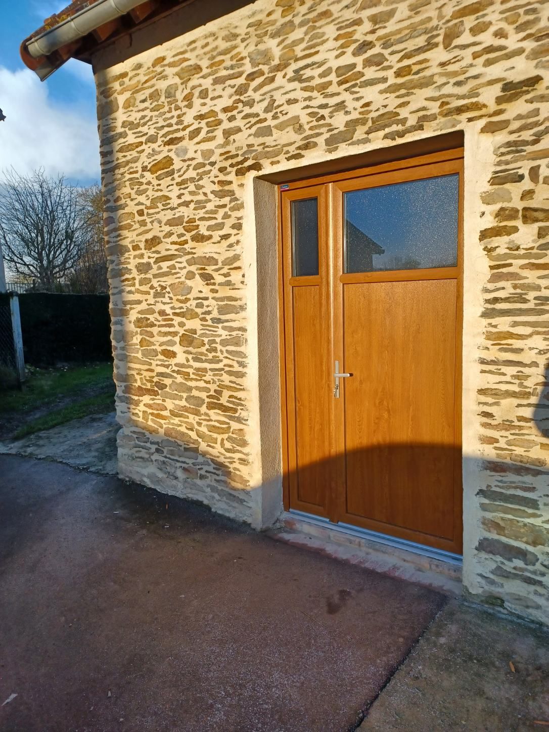 Porte d'entrée vitrée.