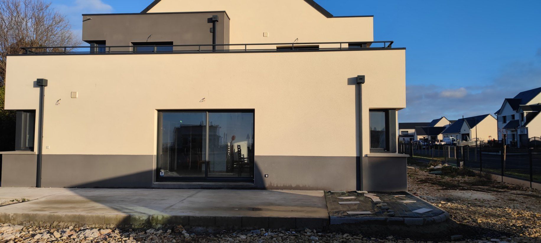 Maison avec fenêtre anthracite.