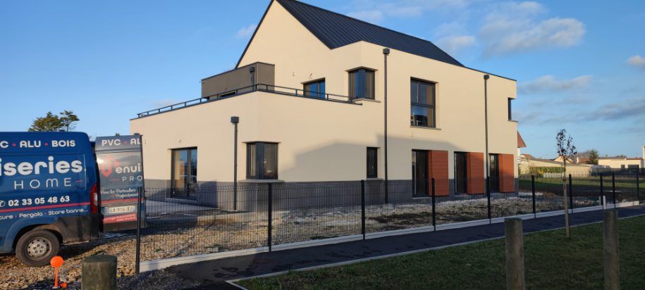 Maison contemporaine avec fenêtres anthracites.