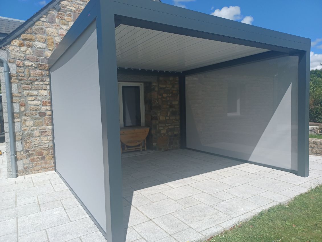Pergola bioclimatique avec stores périphériques.