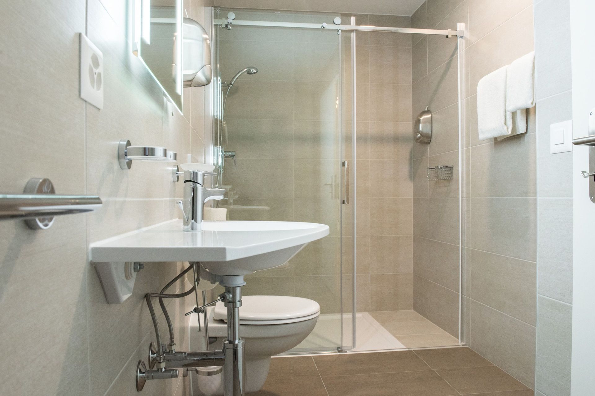 Hotel and guesthouse La Croix Blanche in Posieux - bathroom