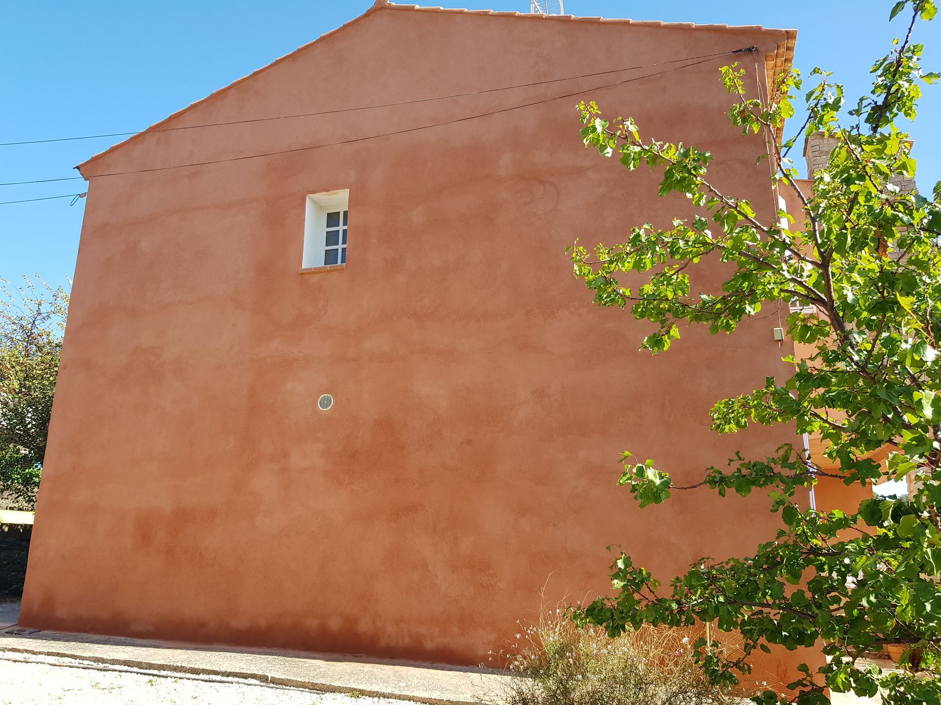 Une peinture réfléchissante sur une façade de maison