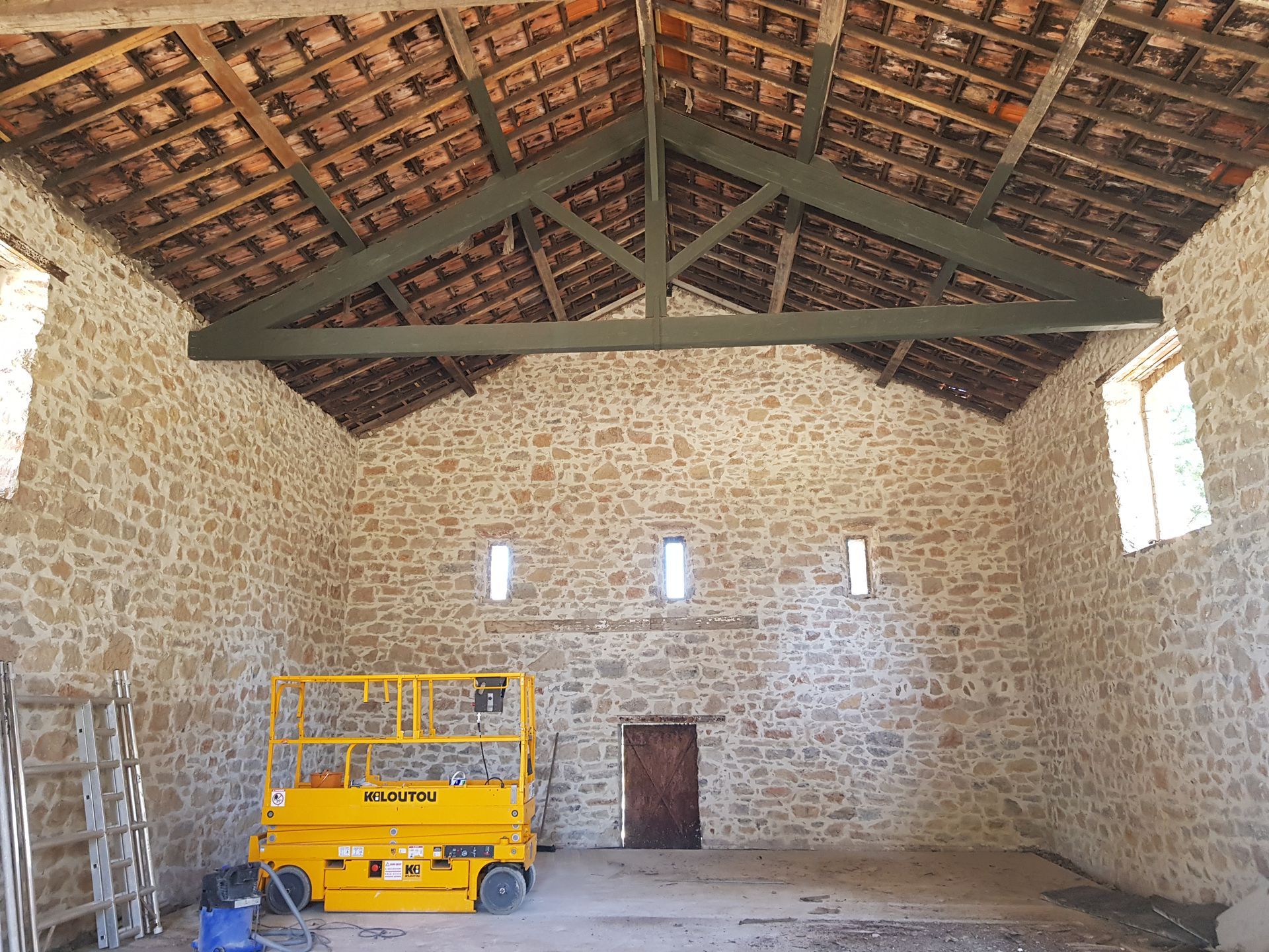 Travaux d'isolation sous la toiture dans un bâtiment