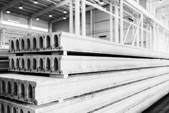 Pila de tablones de hormigón prefabricado en un almacén.