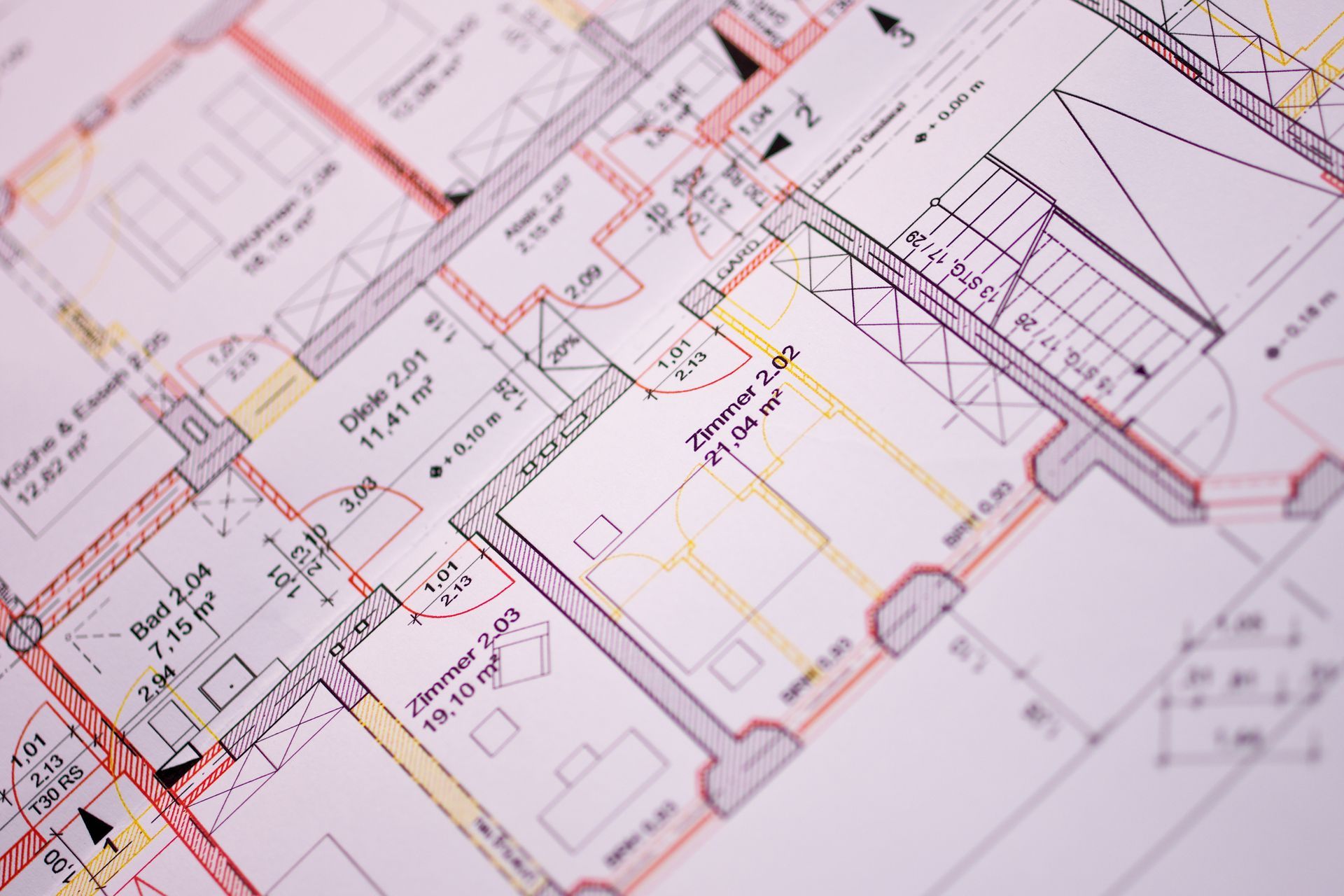 Händedruck über Tisch mit Bauplan