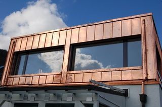 Personen prüfen Bauzeichnungen, Wasserwaage, MacBook